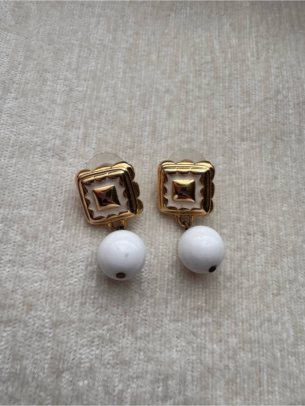🛍️3/$35🛍️ Vintage Gold-tone & White Drop Earrings